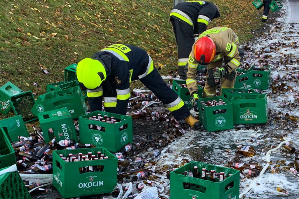 [DK 10] Ładunek z piwem rozsypał się na drogę