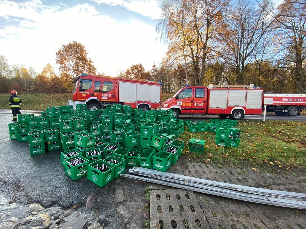 [DK 10] Ładunek z piwem rozsypał się na drogę