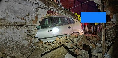 Pojazd wbił się w ścianę. Kierowca znikł -2579